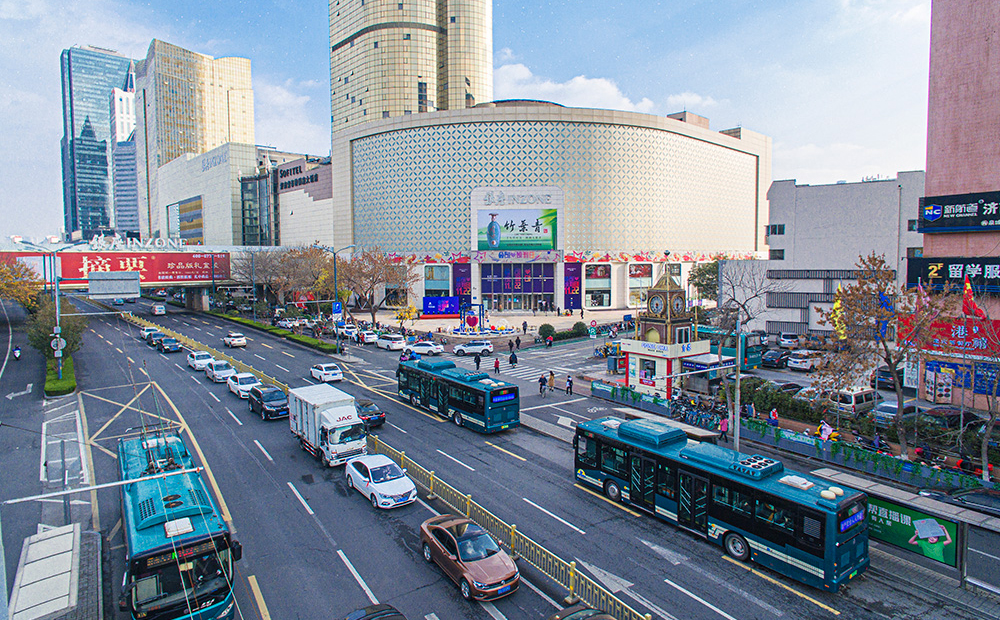 泺源大街作为济南的城市主干道,向邻泉城广场,趵突泉,向东历山路,向南