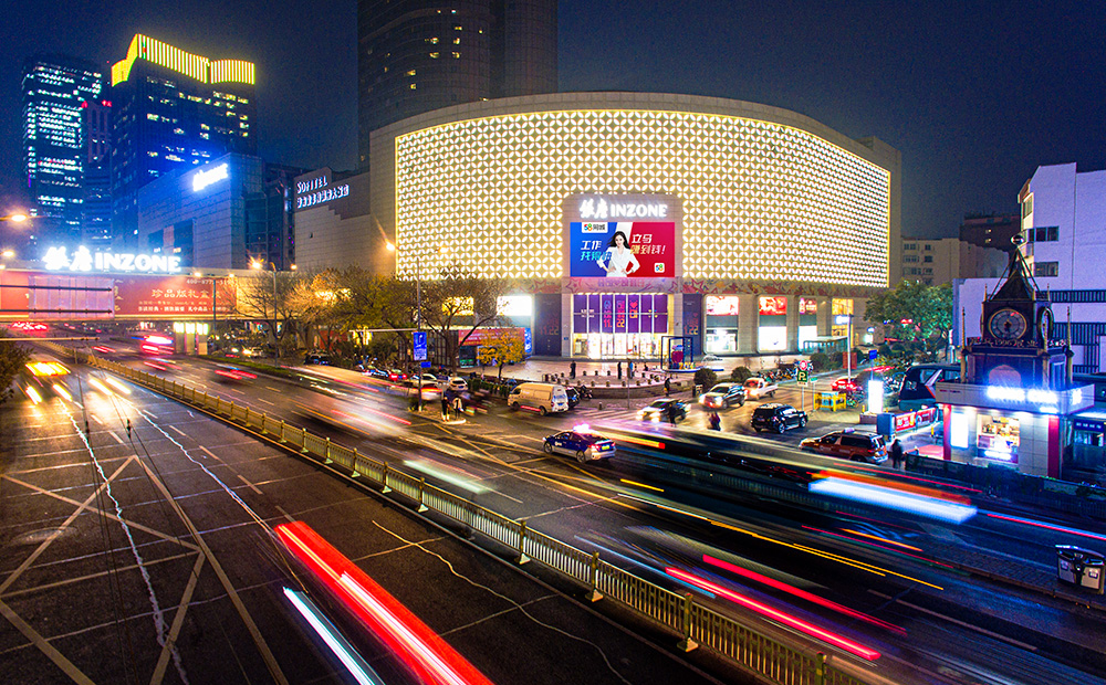 泺源大街作为济南的城市主干道,向邻泉城广场,趵突泉,向东历山路,向南